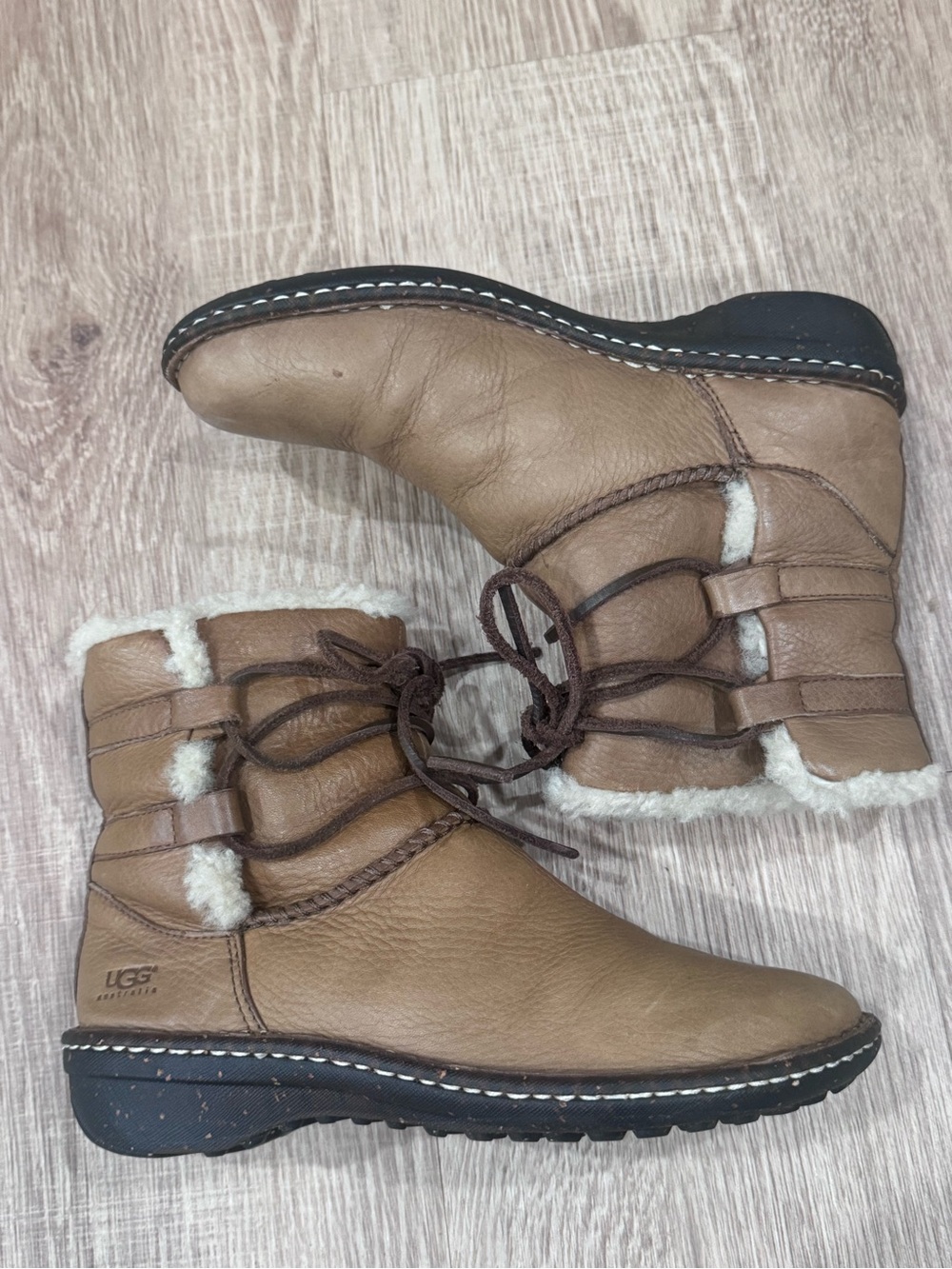 UGG Caspia 1932 Tan Leather Shearling Lace Up Boots 8